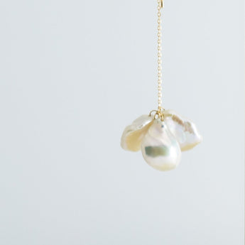 Petal triple pearl drop earrings - Kolekto 