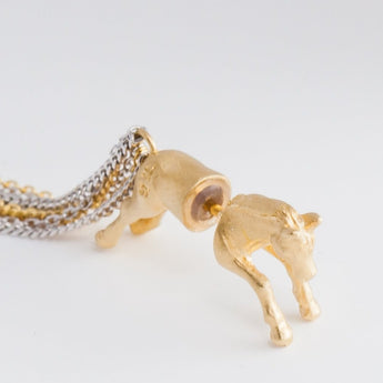 Horse through gold plated silver earring - Kolekto 