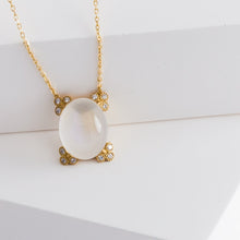 Load image into Gallery viewer, Spread moonstone necklace - Kolekto 
