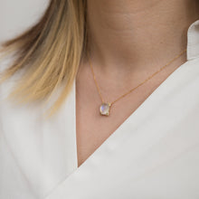 Load image into Gallery viewer, Spread moonstone necklace - Kolekto 
