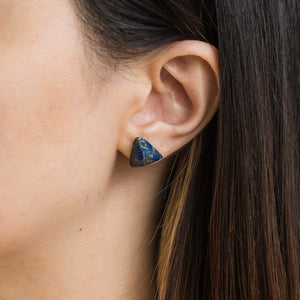 Rough stone lapis lazuli stud - Kolekto 
