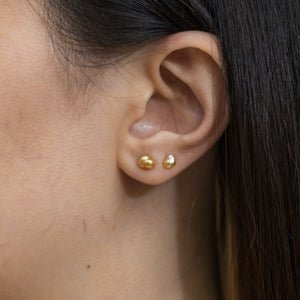 Kidney single gold pearl stud - Kolekto 