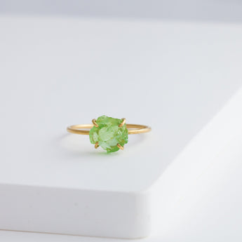 Rough stone green grossular garnet ring - Kolekto 