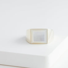 Load image into Gallery viewer, Silver and shell signet ring - Kolekto 
