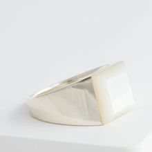 Load image into Gallery viewer, Silver and shell signet ring - Kolekto 
