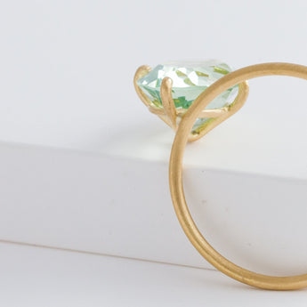 Fall in drop green amethyst ring - Kolekto 