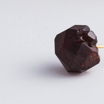 Rough stone rainbow garnet stud - Kolekto 