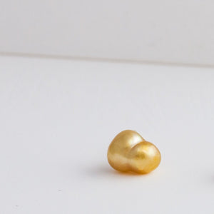 Kidney single gold pearl stud - Kolekto 