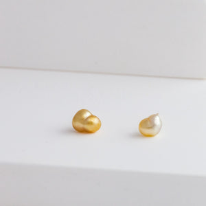 Kidney single gold pearl stud - Kolekto 