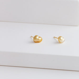 Kidney single gold pearl stud - Kolekto 