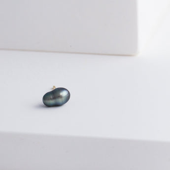 Kidney single black pearl stud - Kolekto 