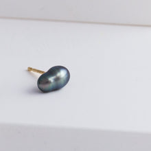 Load image into Gallery viewer, Kidney single black pearl stud - Kolekto 
