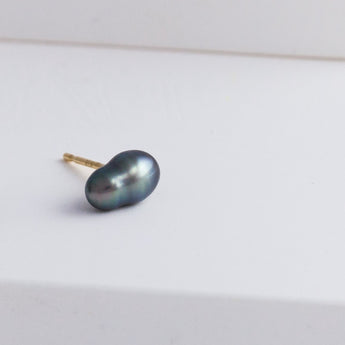 Kidney single black pearl stud - Kolekto 