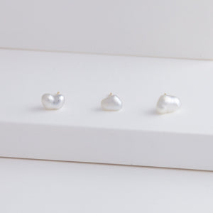 Kidney single white pearl stud - Kolekto 