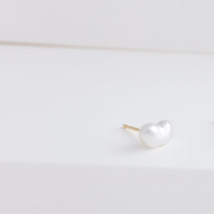 Kidney single white pearl stud - Kolekto 