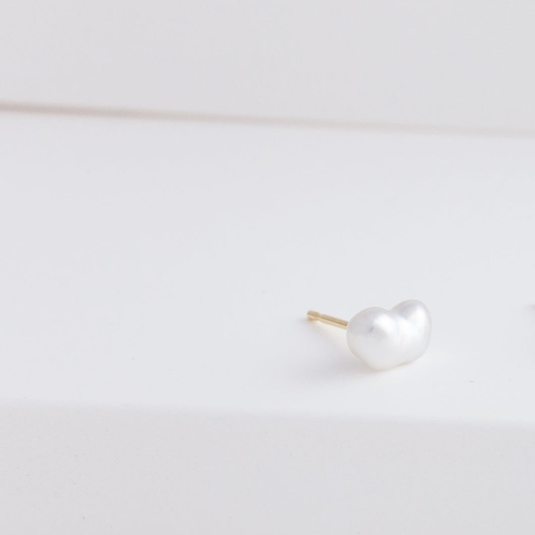 Kidney single white pearl stud - Kolekto 