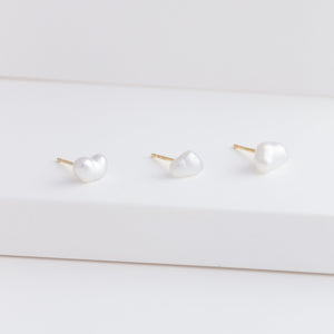Kidney single white pearl stud - Kolekto 