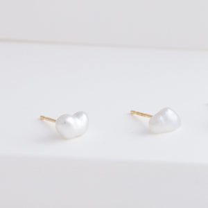 Kidney single white pearl stud - Kolekto 