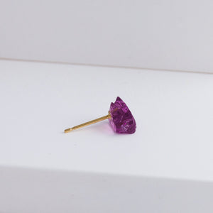 Rough stone rhodolite stud - Kolekto 