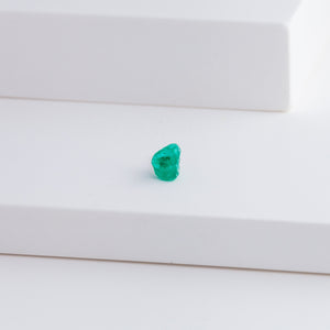 Rough stone emerald stud - Kolekto 