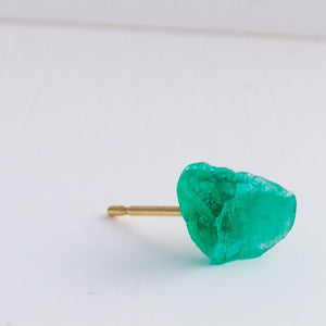 Rough stone emerald stud - Kolekto 