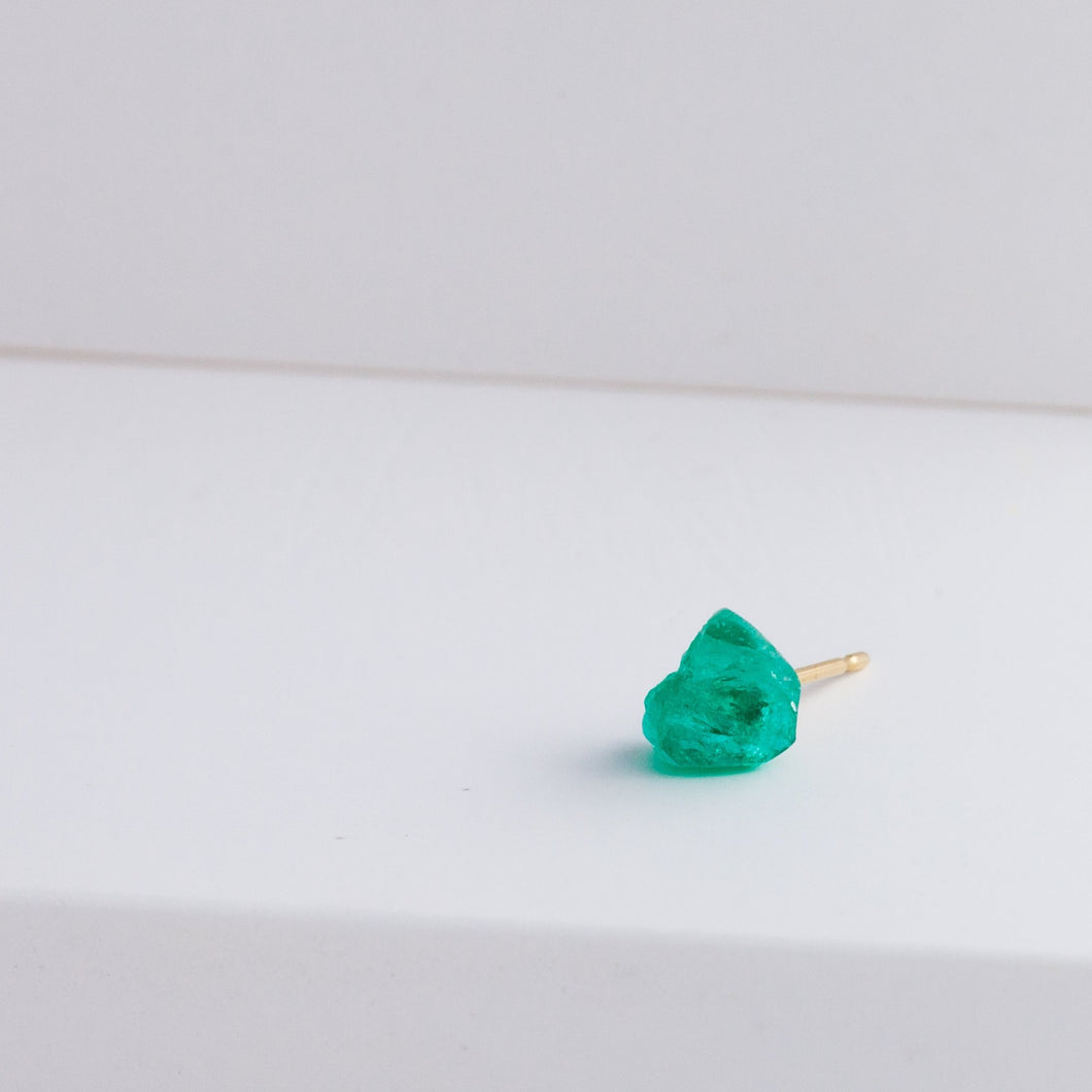 Rough stone emerald stud - Kolekto 