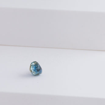 Rough stone sapphire stud - Kolekto 