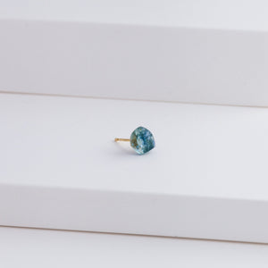 Rough stone sapphire stud - Kolekto 