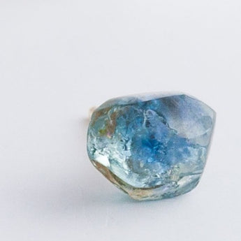 Rough stone sapphire stud - Kolekto 