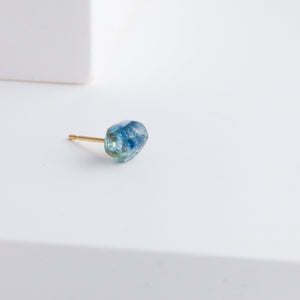 Rough stone sapphire stud - Kolekto 